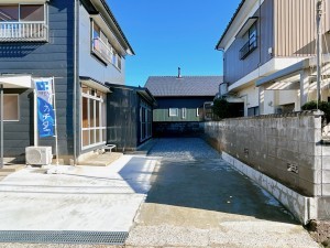 富山市月岡町、中古一戸建ての駐車場画像です