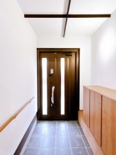 富山市月岡町、中古一戸建ての玄関画像です