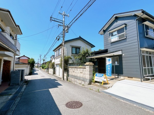 富山市月岡町、中古一戸建ての前面道路を含む現地写真画像です