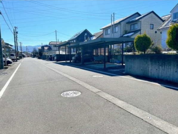 富山市八尾町上高善寺、中古一戸建ての前面道路を含む現地写真画像です