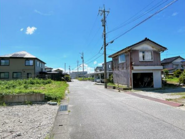 滑川市上小泉、土地の前面道路を含む現地写真画像です