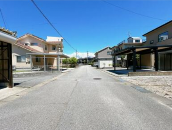 滑川市上小泉、土地の前面道路を含む現地写真画像です