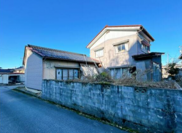 魚津市六郎丸、中古一戸建ての外観画像です