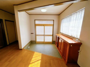 滑川市曲渕、中古一戸建ての玄関画像です