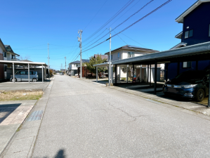 富山市婦中町外輪野、中古一戸建ての前面道路を含む現地写真画像です