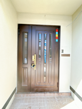 射水市若杉、中古一戸建ての玄関画像です