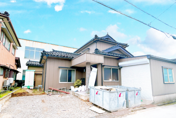 射水市作道、中古一戸建ての外観画像です