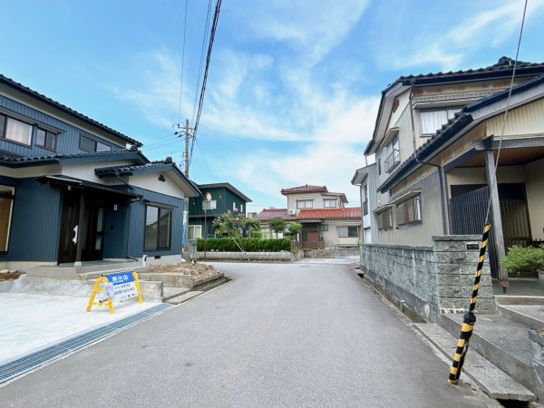 富山市水橋中村、中古一戸建ての前面道路を含む現地写真画像です