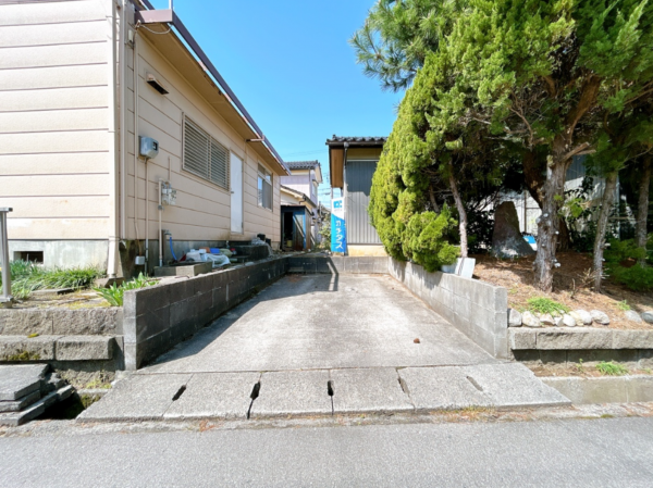 富山市水橋中村、中古一戸建ての駐車場画像です