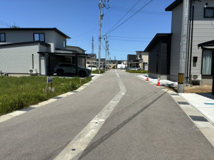 富山市米田町、土地の前面道路を含む現地写真画像です