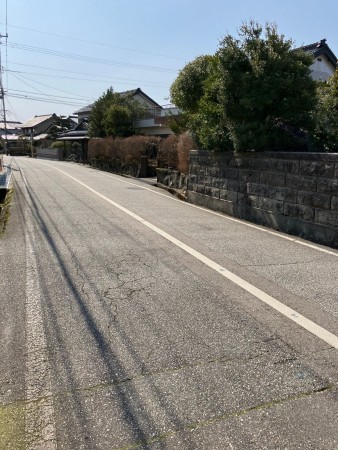 高岡市六家、中古一戸建ての前面道路を含む現地写真画像です