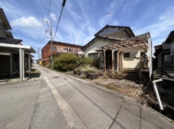 富山市大島、土地の前面道路を含む現地写真画像です
