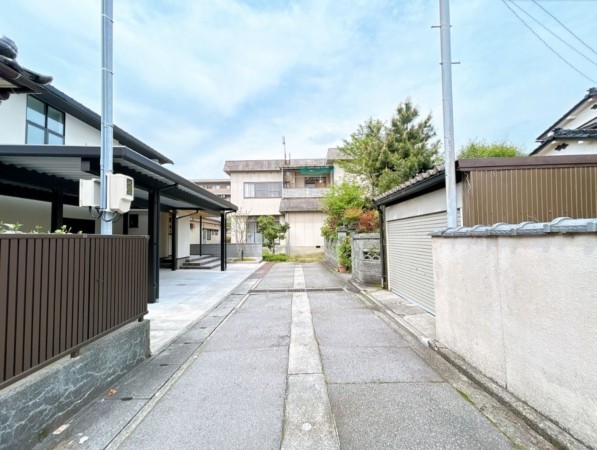 富山市蓮町、土地の前面道路を含む現地写真画像です