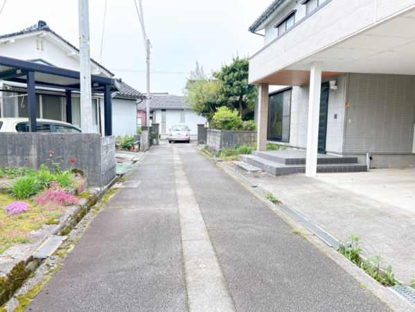 富山市長江本町、中古一戸建ての前面道路を含む現地写真画像です