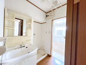 富山市下冨居、中古一戸建ての洗面画像です