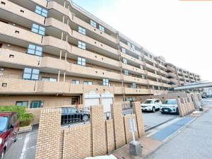 富山市窪本町、マンションの外観画像です