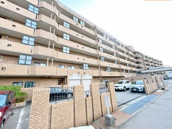 富山市窪本町、マンションの外観画像です