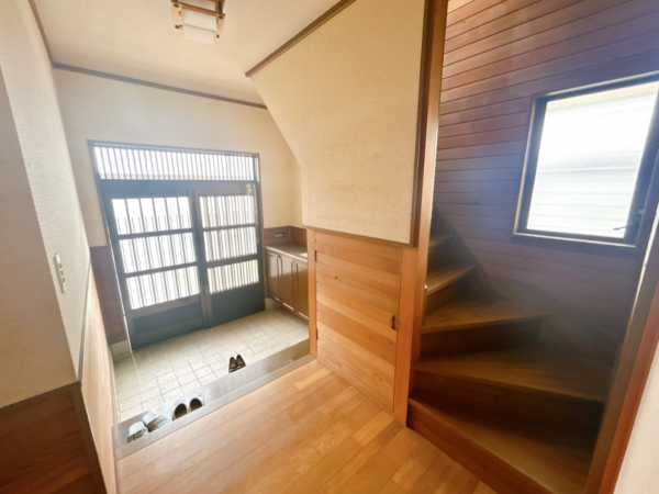 黒部市田家新、中古一戸建ての玄関画像です