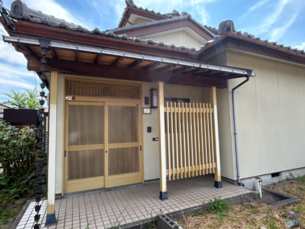 富山市山室、中古一戸建ての玄関画像です