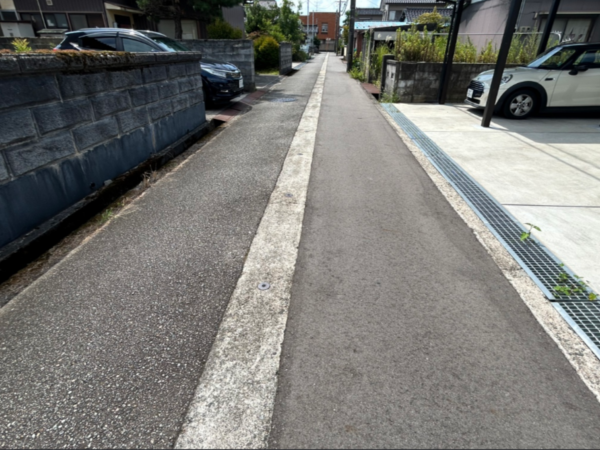 富山市山室、中古一戸建ての前面道路を含む現地写真画像です