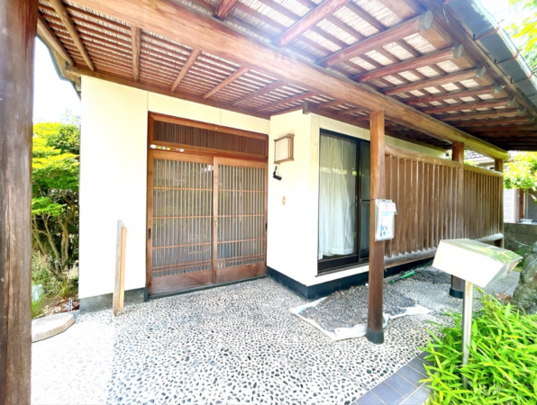 富山市呉羽町、中古一戸建ての玄関画像です