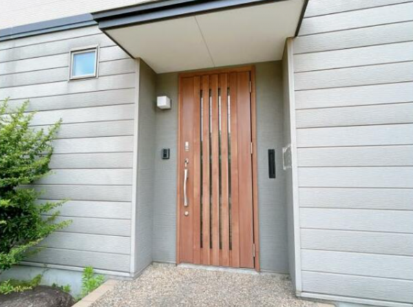 富山市水橋中村、中古一戸建ての玄関画像です