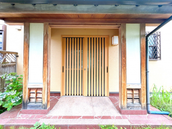 富山市大町、中古一戸建ての玄関画像です