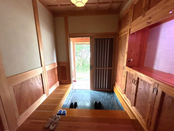 富山市大町、中古一戸建ての玄関画像です