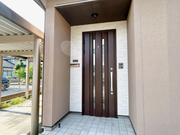 富山市太田、中古一戸建ての玄関画像です