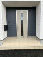 滑川市辰野、新築一戸建ての玄関画像です