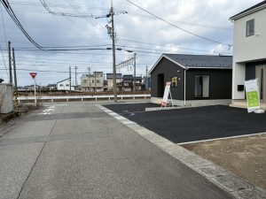 滑川市辰野、新築一戸建ての前面道路を含む現地写真画像です