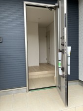 滑川市辰野、新築一戸建ての玄関画像です