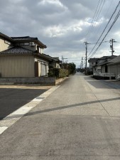滑川市辰野、新築一戸建ての前面道路を含む現地写真画像です