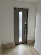 滑川市辰野、新築一戸建ての玄関画像です