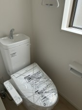 滑川市辰野、新築一戸建てのトイレ画像です