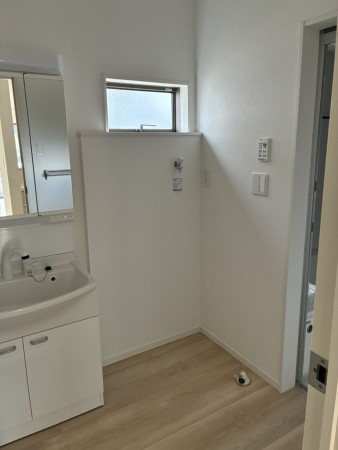 滑川市辰野、新築一戸建ての洗面画像です