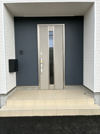 滑川市辰野、新築一戸建ての玄関画像です