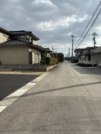 滑川市辰野、新築一戸建ての前面道路を含む現地写真画像です