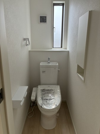 滑川市辰野、新築一戸建てのトイレ画像です