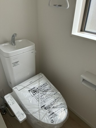 滑川市辰野、新築一戸建てのトイレ画像です