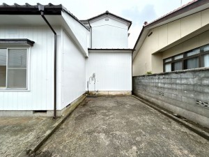 富山市田畑、中古一戸建ての駐車場画像です