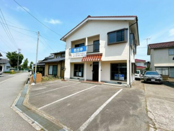 富山市鶴ケ丘町、中古一戸建ての前面道路を含む現地写真画像です