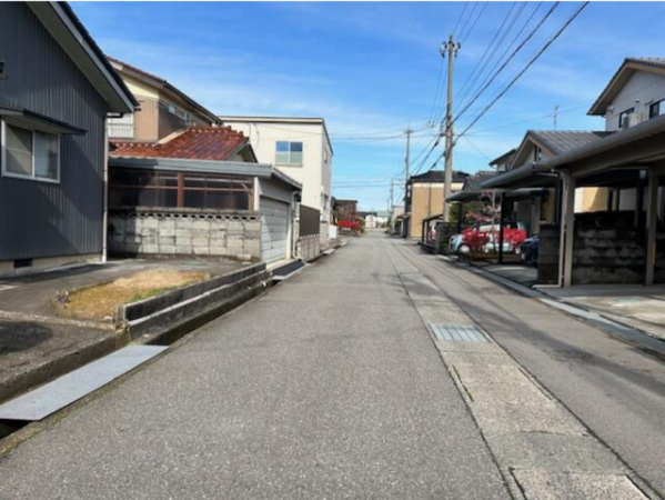 富山市婦中町袋、中古一戸建ての前面道路を含む現地写真画像です