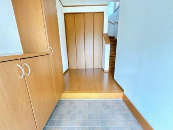 富山市北代、中古一戸建ての玄関画像です