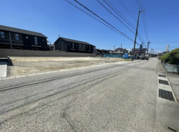 高岡市野村、新築一戸建ての前面道路を含む現地写真画像です