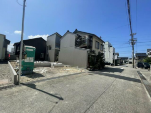 高岡市駅南2丁目、新築一戸建ての前面道路を含む現地写真画像です