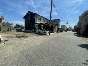 高岡市駅南3丁目、新築一戸建ての前面道路を含む現地写真画像です