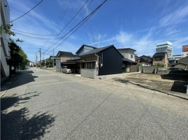 高岡市駅南3丁目、新築一戸建ての前面道路を含む現地写真画像です