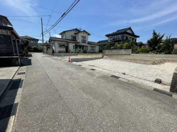 富山市藤木、新築一戸建ての前面道路を含む現地写真画像です