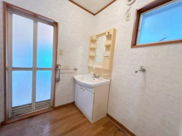 富山市八尾町高善寺、中古一戸建ての洗面画像です